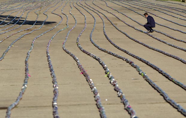 Cidade americana fez fileira com de 8 km com latinhas de bate recorde (Foto: Mike Roemer/AP)