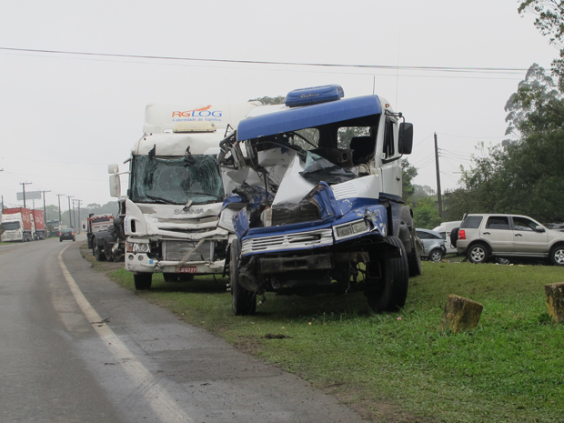 Caminhões envolvidos em acidente foram levados para pátio da Ecovias (Foto: Juliana Cardilli)