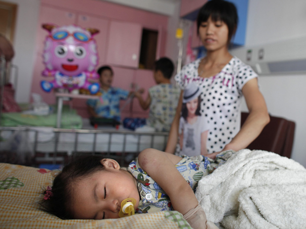 A menina Gu Xinyu, de 1 ano e 9 meses, está com 497 microgramas (milionésimos de grama) de chumbo por litro de sangue (Foto: Reuters / Carlos Barria)