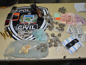 Polícia apreendeu 46 papelotes de maconha, além de outras drogas (Foto: Walter Paparazzo/G1)