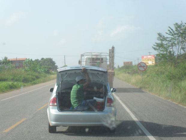 Passageiro de táxi irregular vai no porta-malas no interior do Maranhão (Foto: Epitacio Milhomem de Abreu/VC no G1)