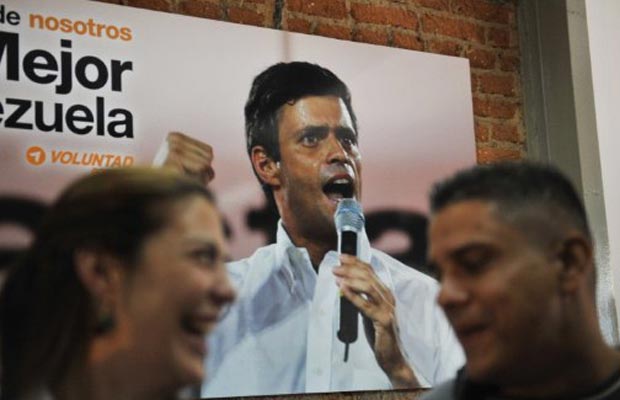 Partidários de Leopoldo López celebram a decisão nesta sexta-feira (16) em Caracas (Foto: Reuters)