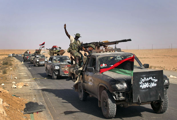 Rebeldes avançam em direção à cidade de Bani Walid, ainda sob controle de forças leais ao ex-ditador Muammar Kadhafi (Foto: Alexandre Meneghini/AP)
