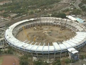 Maracanã em obras; o estário tem de ficar pronto até 2013 para a Copa das Confederações (Foto: Reprodução/TV Globo)