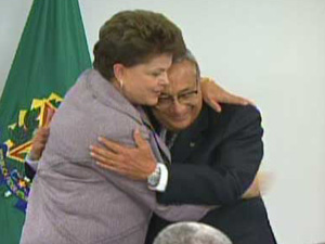 Gastão Vieira abraça Dilma antes de discursar na posse como ministro do Turismo (Foto: Reprodução/TV NBR)
