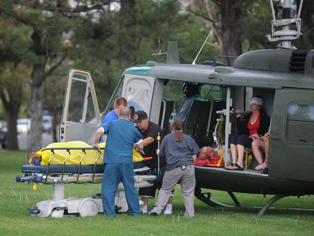 Feridos são resgatados após o acidente aéreo desta sexta-feira (16) em Reno, Nevadaa (Foto: AP)