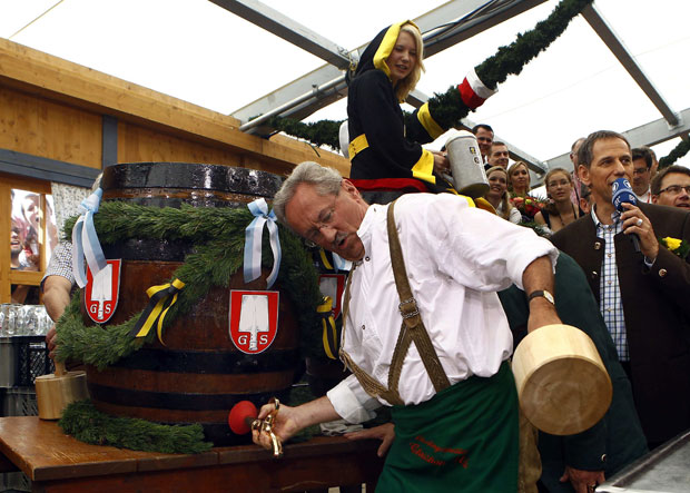 O prefeito da cidade de Munique, Christian Ude, abre o primeiro barril de chopp das festividades da Oktoberfest (Foto: Michael Dalder/Reuters)
