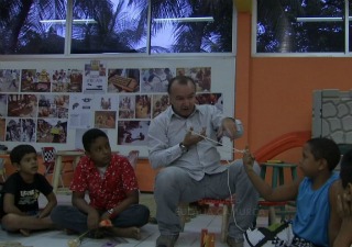 Marcos acredita no aprendizado através do uso de brinquedos pelas crianças (Foto: TV Verdes Mares/ Reprodução)