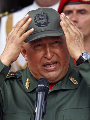 Foto de Chávez durante visita de Evo Morales, presidente da Bolívia, a Caracas (Foto: AP Photo/Fernando Llano)