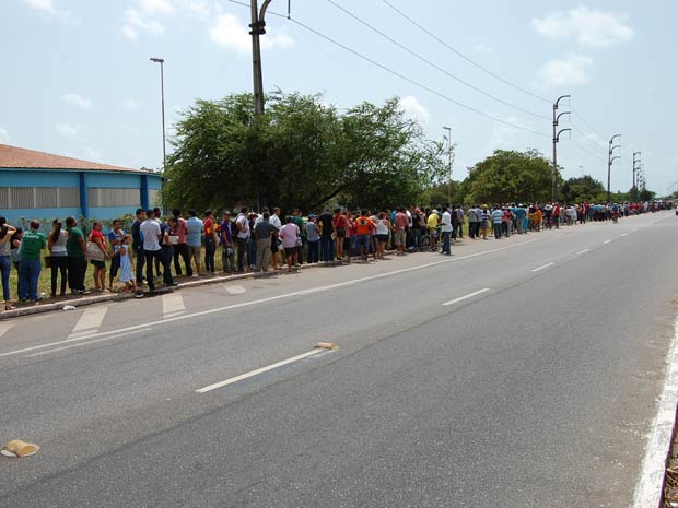 Paraibanos fazem fila em busca de emprego (Foto: Larrisa Keren/Globoesporte.com)