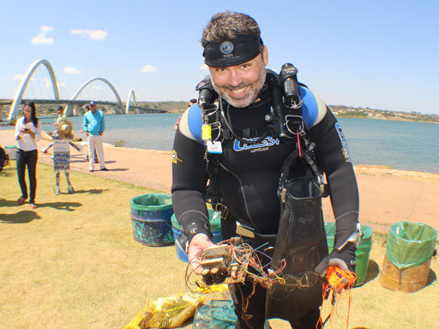 Mergulhador mostra equipamento eletrônico resgatado no Lago Paranoá, em Brasília, no Dia Mundial de Limpeza das Águas, comemorado neste sábado (17) (Foto: Hélio Marinho / TV Globo)
