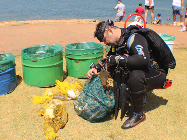 Latas de alumínio e garrafas estão entre os objetos localizados no Lago Paranoá (Foto: Hélio Marinho / TV Globo)
