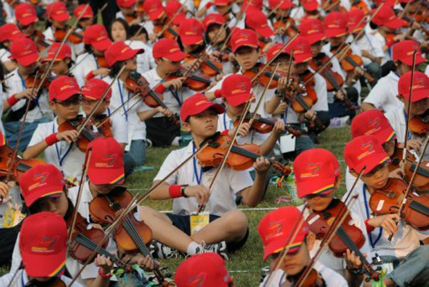 Crianças quebram recorde ao tocar violino juntas em Taiwan (Foto: Sam Yeh/AFP)
