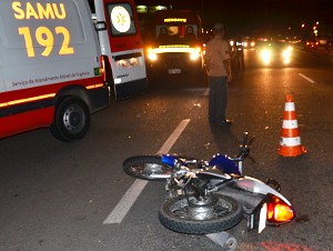 Idoso é atropelado por moto e tem pernas quebradas na Paraíba (Foto: Walter Paparazzo/G1 PB)