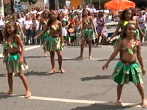 Desfile pelo aniversário de Feira de Santana, na Bahia (Foto: Reprodução/ TV Subaé)