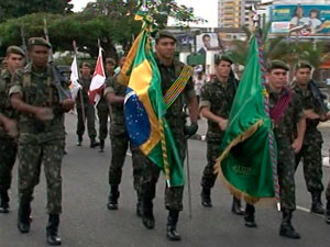 Desfile pelo aniversário de Feira de Santana, na Bahia (Foto: Reprodução/ TV Subaé)