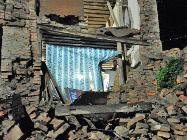 Imóvel que desabou em Bhaktapur, a 12 km de Katmandu, capital do Nepal, em decorrência do terremoto deste domingo (18) (Foto: Prakash Mathem/AFP)