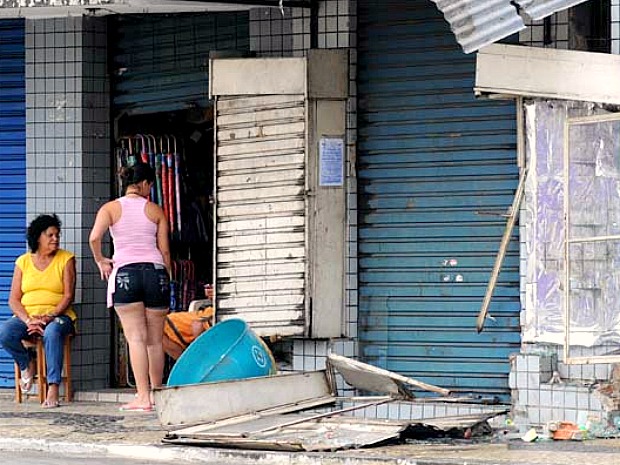 Carro desgovernado destrói orelhão e vitrine de loja em Vitória (Foto: Carlos Alberto Silva/Jornal A Gazeta)