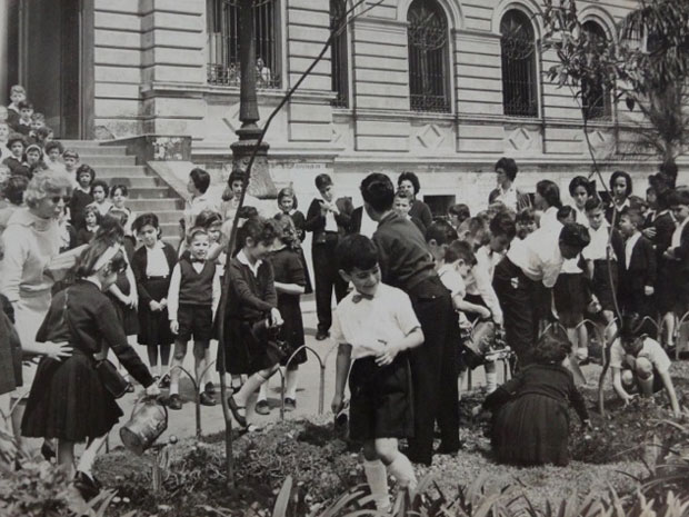 Crianças plantando árvores na frente da escola na década de 1950 (Foto: CRE Mario Covas/Divulgação)