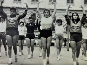 Aula de educação física em 1956 (Foto: CRE Mario Covas/Divulgação)
