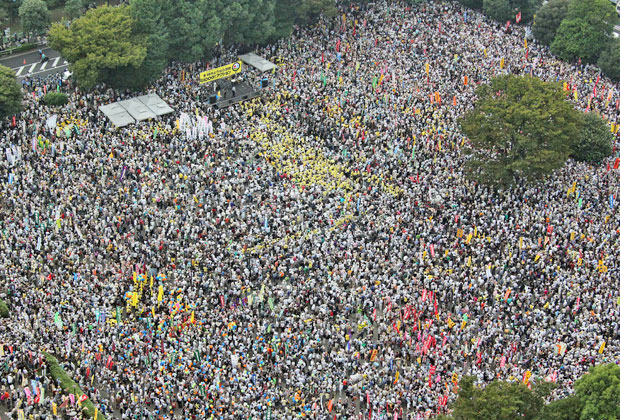 Vista aérea do parque Meiji, em Tóquio, mostra protesto contra o uso da energia nuclear pelo governo japonês (Foto: Reuters)