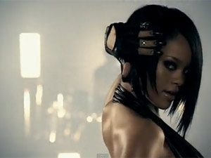Rihanna em cena de 'Umbrella' (Foto: Reprodução)