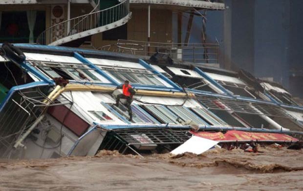 Acidente ocorreu no rio Jialing, na região de Chongqing. (Foto: AFP)