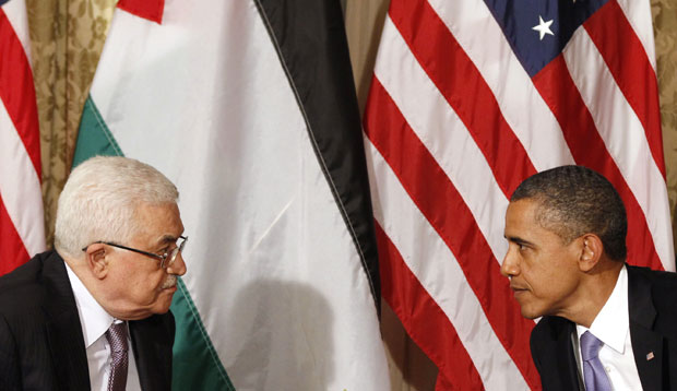 Mahmoud Abbas (esq.) e Barack Obama em encontro nesta quarta (21) em nova York (Foto: Kevin Lamarque/Reuters)