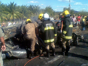 Bombeiros controlam incêndio em carros em Sousa, PB (Foto: Divulgação/1ªCRBM)