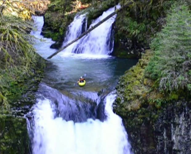 Jesse Coombs durante a aventura perigosa no estado do Oregon. (Foto: Caters News)