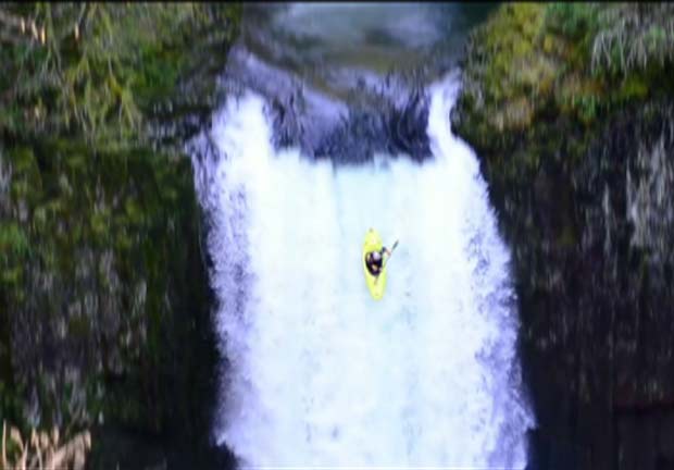 Jesse Coombs durante a queda da cachoeira. (Foto: Caters News)