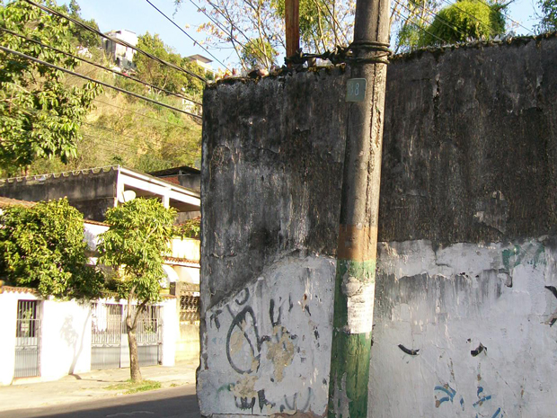Problema com poste no Rio de Janeiro (Foto: Monica Araujo/VC no G1)