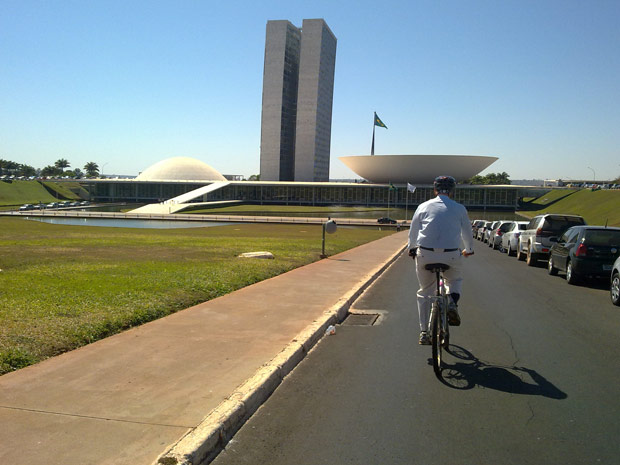 O senador Eduardo Suplicy ao chegar ao Congresso de bicicleta na manhã desta quarta-feira (21) (Foto: Larissa Gomes / G1)