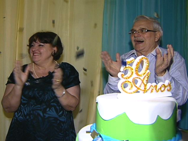 Com festa, Nelson Corteletti, familiares e amigos celebraram os 50 anos de trabalho dele na mesma empresa. (Foto: Reprodução/TV Gazeta)