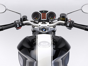 Apesar do visual retrô, a moto tem painel com computador de bordo (Foto: Divulgação)