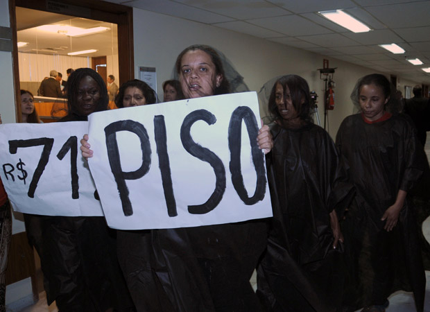 Professores realizam marcha fúnebre em corredores e salas da ALMG (Foto: Lia Priscila/ALMG)