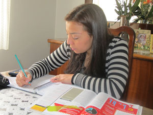 Polyana Maria estuda em casa (Foto: Vanessa Fajardo/ G1)