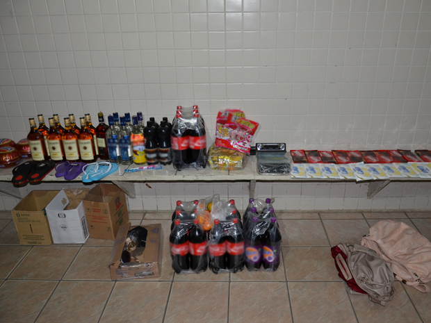 Produtos roubados em supermercado de João Pessoa (Foto: Walter Paparazzo/G1)