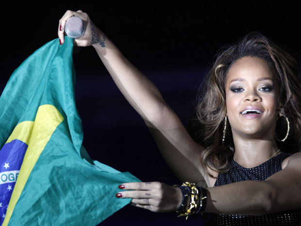 Cantora pop dançou com a bandeira brasileira no palco em Brasília (Foto: Ueslei Marcelino / Reuters)