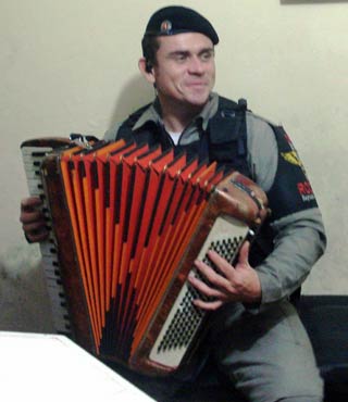 Soldado com a sanfona furtada em Sapucaia do Sul (Foto: Divulgação/Brigada Militar RS)
