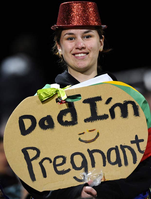 Garota segurava um cartaz que dizia: 'pai, eu estou grávida'. (Foto: Stephane de Sakutin/AFP)
