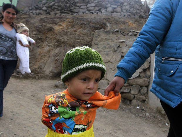 Fernando Cruz Vega, menino peruano que nasceu sem os braços (Foto: Reuters / Mariana Bazo)