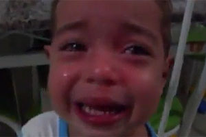 Menino chora porque o irmão gêmeo matou a formiga no YouTube (Foto: Reprodução)