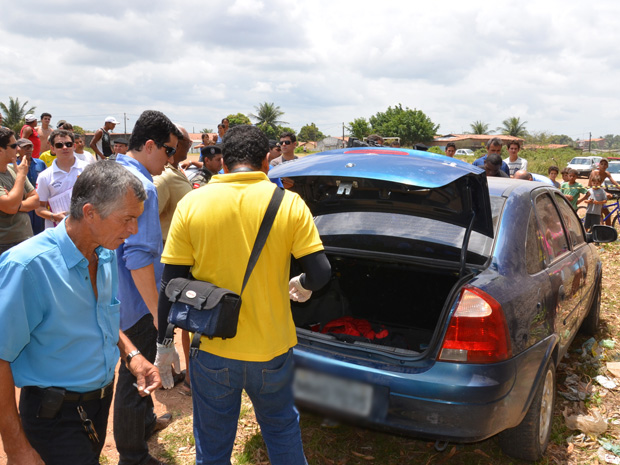 Corpo encontrado em mala de carro em João Pessoa (Foto: Walter Paparazzo/G1)
