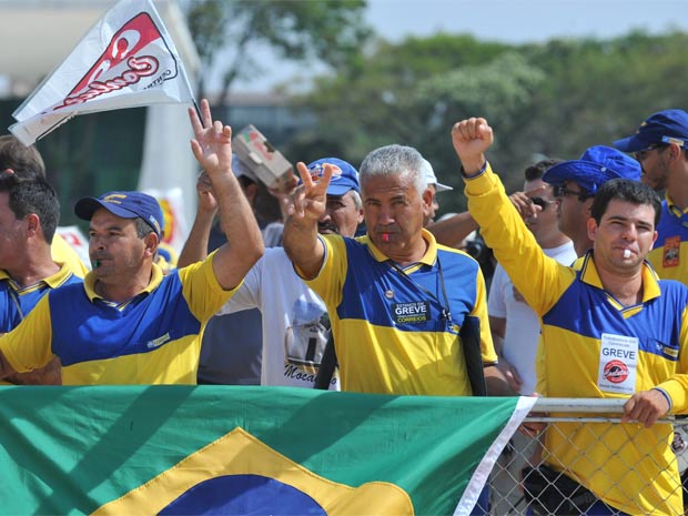 Em greve há mais de uma semana, trabalhadores dos Correios fazem manifestação em frente ao Palácio do Planalto (Foto: Fabio Rodrigues Pozzebom/ABr)