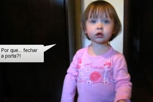 Menina de 2 anos vira hit na web após argumentar com pai sobre porta (Foto: Reprodução)