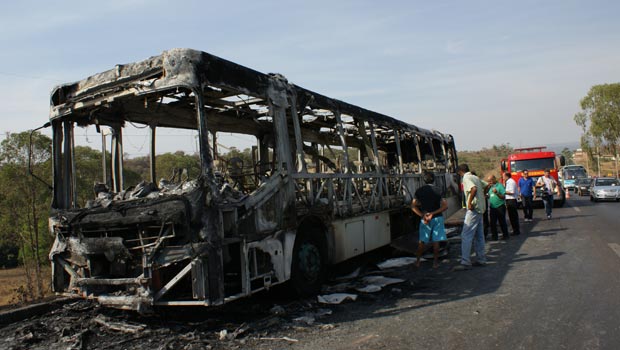 Ônibus que pegou fogo em Planaltina, no Distrito Federal, na tarde desta sexta-feira (23) (Foto: Vianey Bentes/TV Globo)