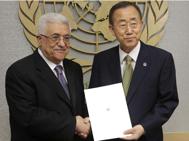 O presidente da Autoridade Palestina, Mahmoud Abbas, e o secretário-geral da ONU, Ban Ki-moon, posam nesta sexta-feira (23) na sede das Nações Unidas, com o pedido de reconhecimento do Estado Palestino em mãos (Foto: AP)