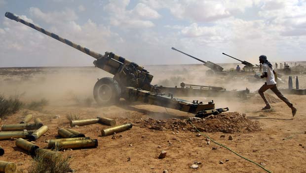 Combatentes leais ao novo governo da Líbia disparam contra forças pró-Kadhafi nesta sexta-feira (23) perto de Sirte (Foto: AP)