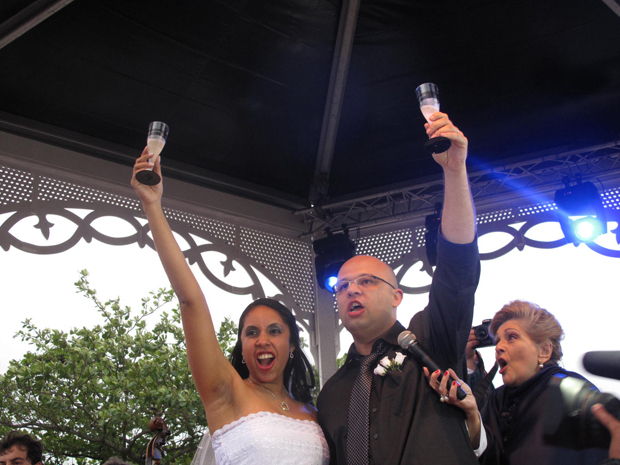 Casal brinda casamento no Rock in Rio (Foto: Carolina Lauriano  /G1)